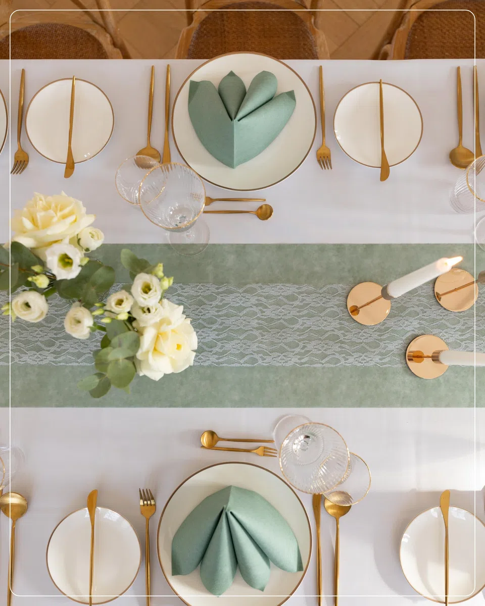 100%Mosel Kit Chemin de Table Vert Eucalyptus & Blanc – Chemin de Table Intissé (30 cm x 25 m) & Ruban Dentelle (15 cm x 25 m), 2 Rouleaux pour Mariage, Baptême, Communion