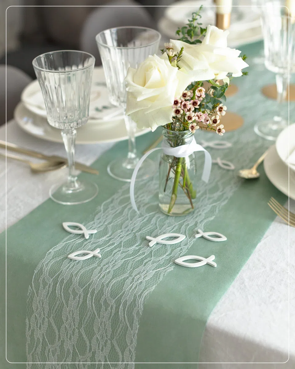 100%Mosel Kit Chemin de Table Vert Eucalyptus & Blanc – Chemin de Table Intissé (30 cm x 25 m) & Ruban Dentelle (15 cm x 25 m), 2 Rouleaux pour Mariage, Baptême, Communion